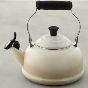 Le Creuset- Classic whistling kettle- meringue